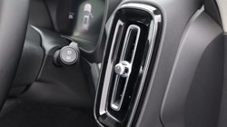 2025 (75) VOLVO XC40 2.0 B4P Ultra Dark 5dr Auto 5462318