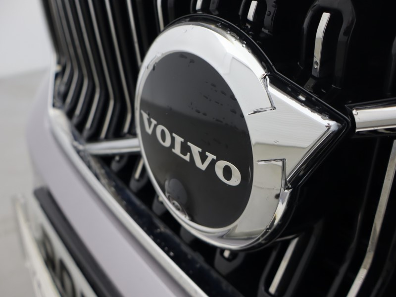 2025 (75) VOLVO XC40 2.0 B4P Ultra Dark 5dr Auto 5462296