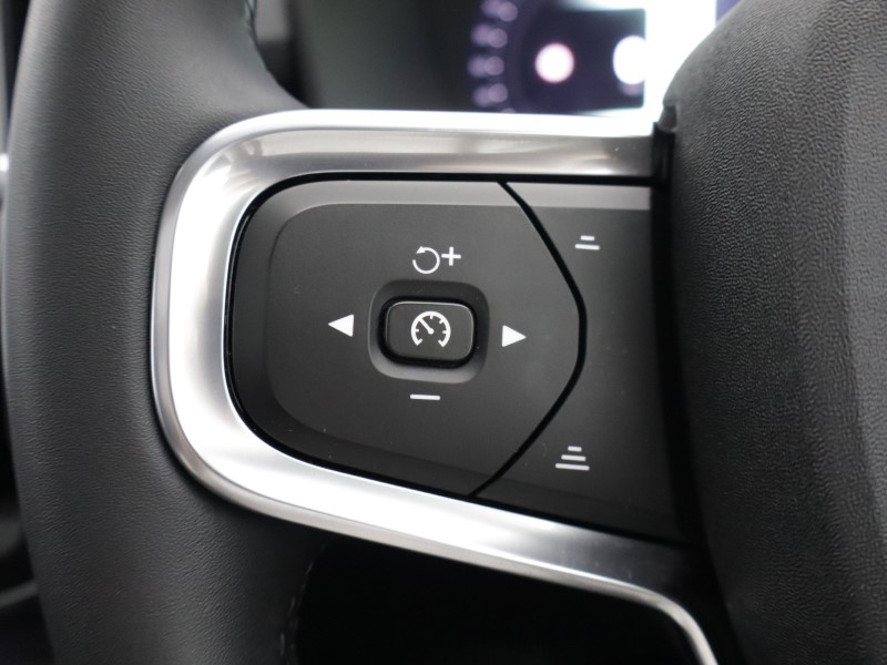 2025 (75) VOLVO XC40 2.0 B4P Ultra Dark 5dr Auto 5462334