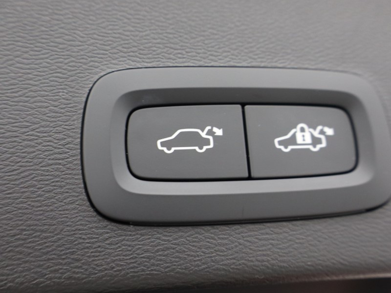 2025 (75) VOLVO XC40 2.0 B4P Ultra Dark 5dr Auto 5446810