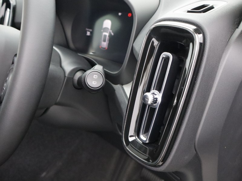 2025 (75) VOLVO XC40 2.0 B4P Ultra Dark 5dr Auto 5446822