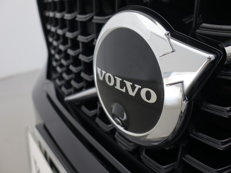 2025 (75) VOLVO XC40 2.0 B4P Ultra Dark 5dr Auto 5446804