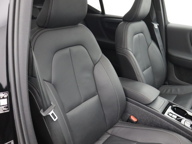 2025 (75) VOLVO XC40 2.0 B4P Ultra Dark 5dr Auto 5446825