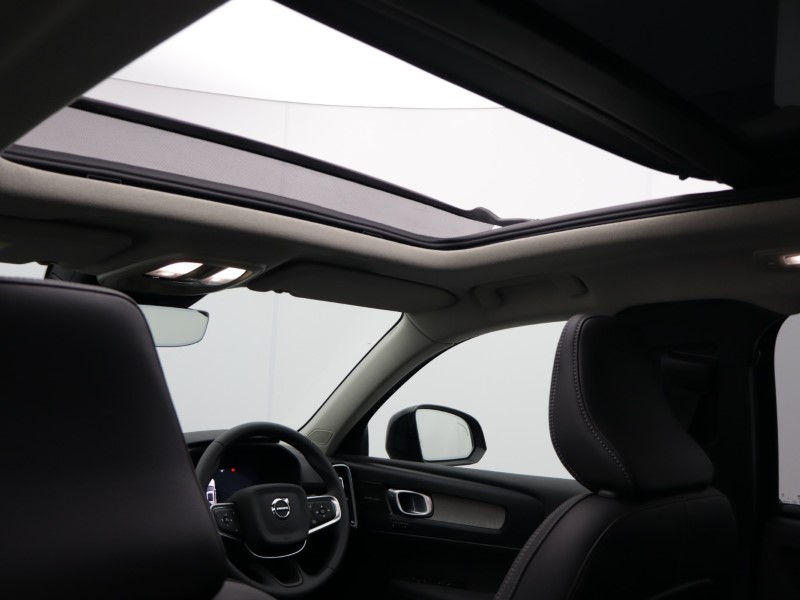2025 (75) VOLVO XC40 2.0 B4P Ultra Dark 5dr Auto 5446854