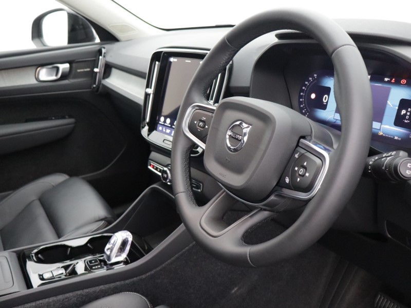 2025 (75) VOLVO XC40 2.0 B4P Ultra Dark 5dr Auto 5446826