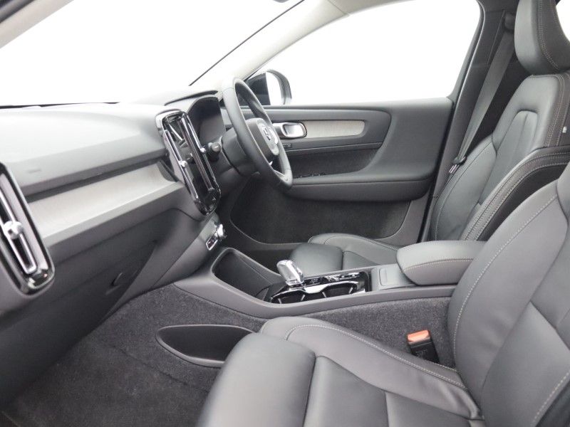 2025 (75) VOLVO XC40 2.0 B4P Ultra Dark 5dr Auto 5446815