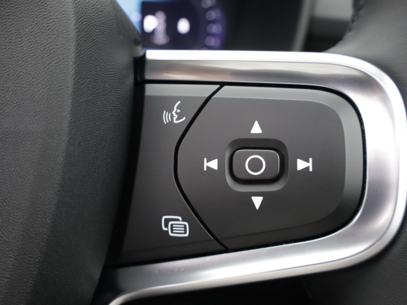 2025 (75) VOLVO XC40 2.0 B4P Ultra Dark 5dr Auto 5446838