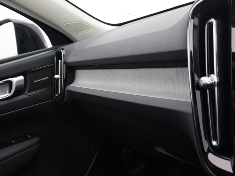 2025 (75) VOLVO XC40 2.0 B4P Ultra Dark 5dr Auto 5446851