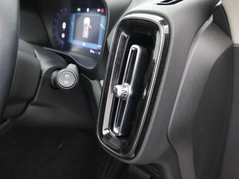 2025 (74) VOLVO XC40 2.0 B4P Ultra Dark 5dr Auto 5479488