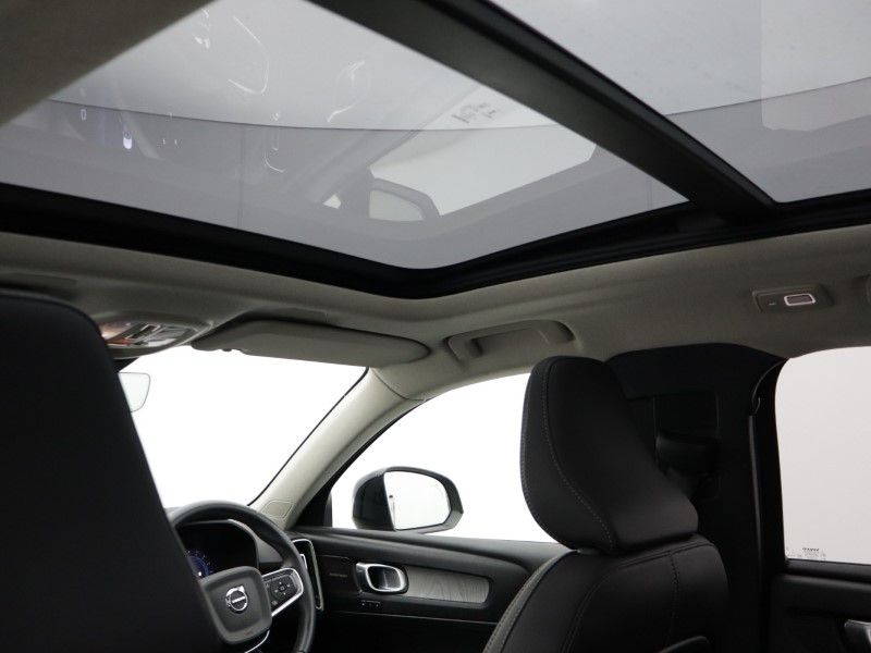 2025 (74) VOLVO XC40 2.0 B4P Ultra Dark 5dr Auto 5479482