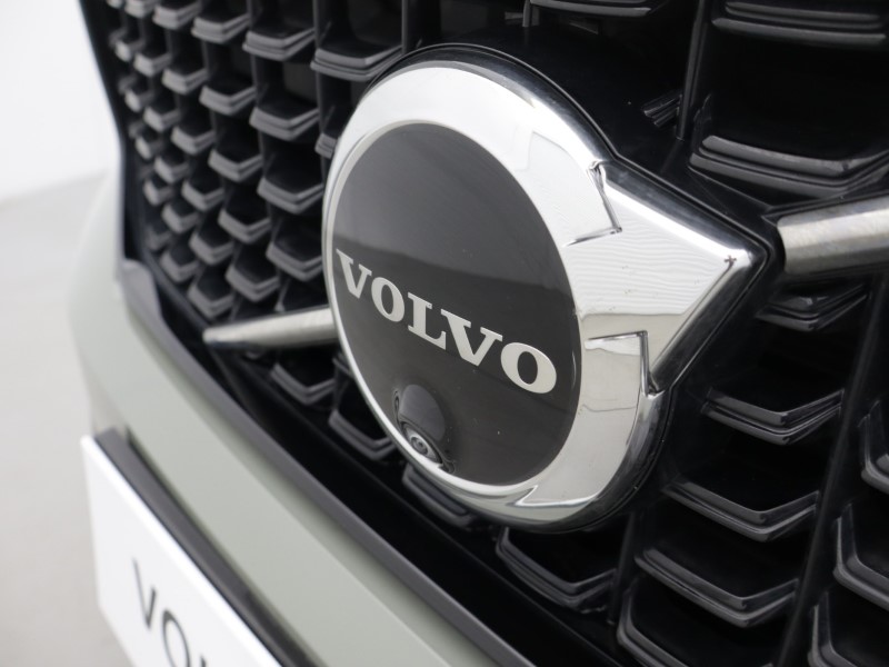 2025 (74) VOLVO XC40 2.0 B4P Ultra Dark 5dr Auto 5479467