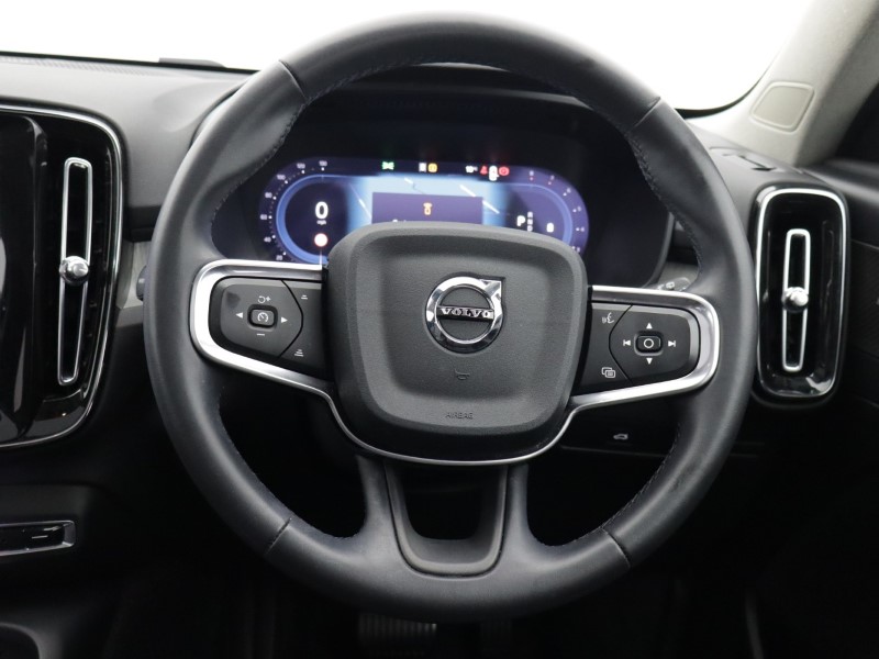 2025 (74) VOLVO XC40 2.0 B4P Ultra Dark 5dr Auto 5479503