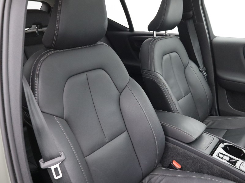 2025 (74) VOLVO XC40 2.0 B4P Ultra Dark 5dr Auto 5479492