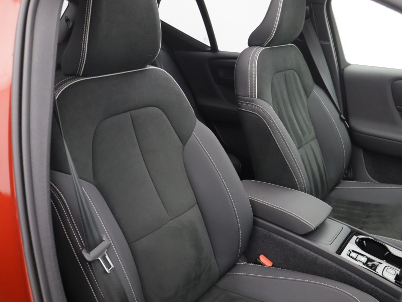 2023 (73) VOLVO XC40 2.0 B4P Ultimate Dark 5dr Auto 5472774