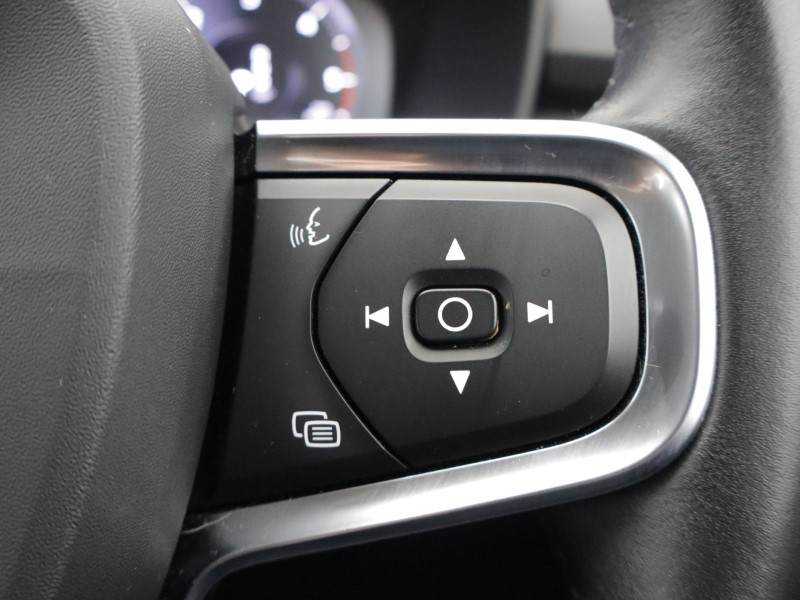 2020 (20) VOLVO XC40 2.0 D3 Momentum 5dr Geartronic 5489461