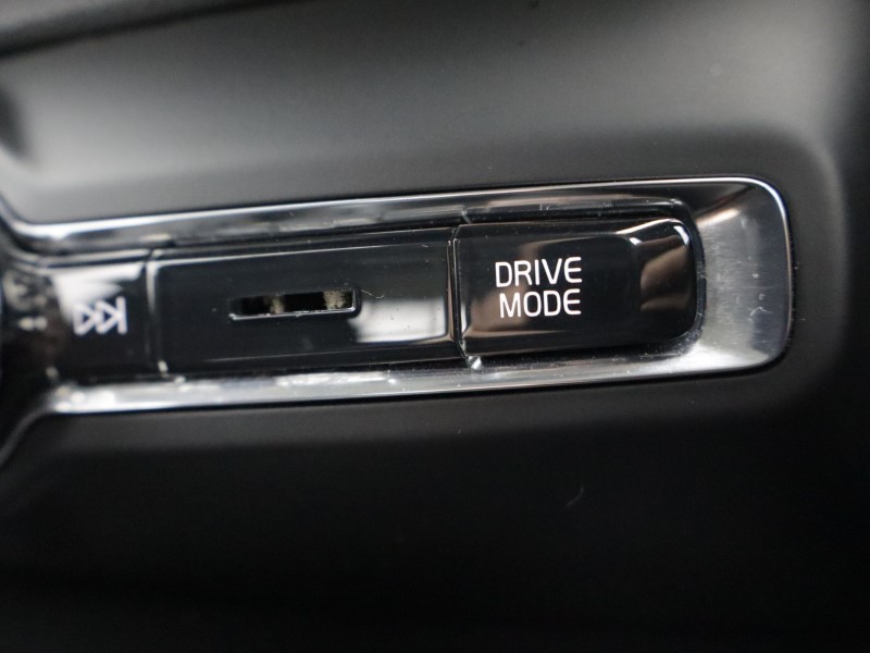 2020 (20) VOLVO XC40 2.0 D3 Momentum 5dr Geartronic 5489466