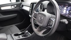 2020 (20) VOLVO XC40 2.0 D3 Momentum 5dr Geartronic 5489448