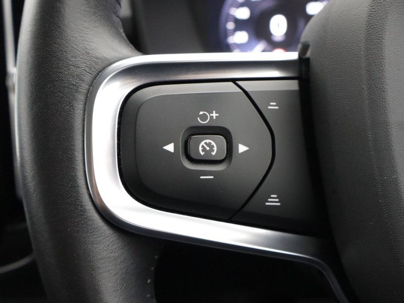 2020 (20) VOLVO XC40 2.0 D3 Momentum 5dr Geartronic 5489460