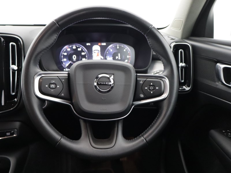 2020 (20) VOLVO XC40 2.0 D3 Momentum 5dr Geartronic 5489459