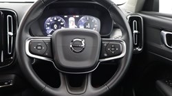 2020 (20) VOLVO XC40 2.0 D3 Momentum 5dr Geartronic 5489459