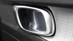 2020 (20) VOLVO XC40 2.0 D3 Momentum 5dr Geartronic 5489446