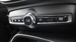 2020 (20) VOLVO XC40 2.0 D3 Momentum 5dr Geartronic 5489468