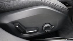 2025 (25) VOLVO V60 2.0 B4P Ultra Dark 5dr Auto 5497685