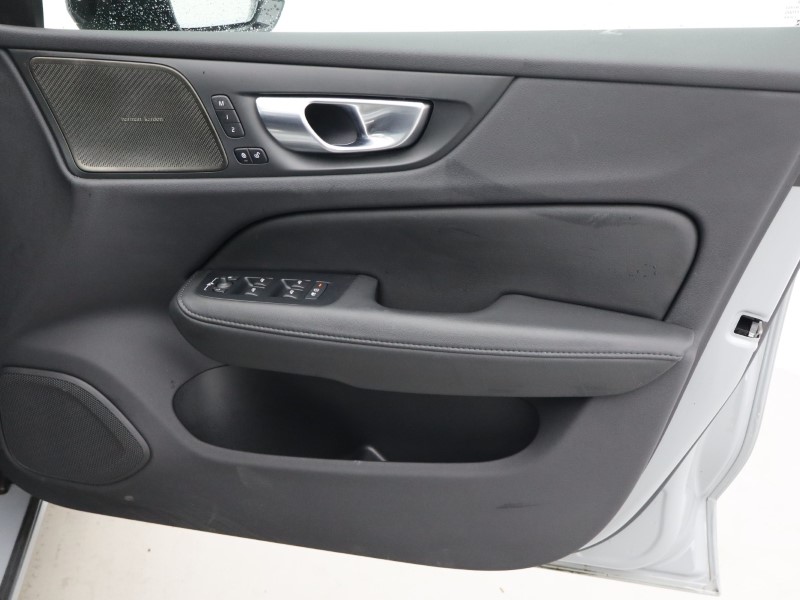 2025 (25) VOLVO V60 2.0 B4P Ultra Dark 5dr Auto 5497678