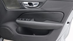 2025 (25) VOLVO V60 2.0 B4P Ultra Dark 5dr Auto 5497678