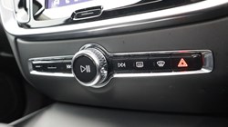 2025 (25) VOLVO V60 2.0 B4P Ultra Dark 5dr Auto 5497673