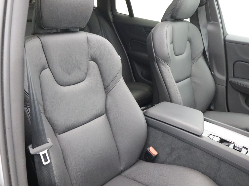 2025 (25) VOLVO V60 2.0 B4P Ultra Dark 5dr Auto 5497692
