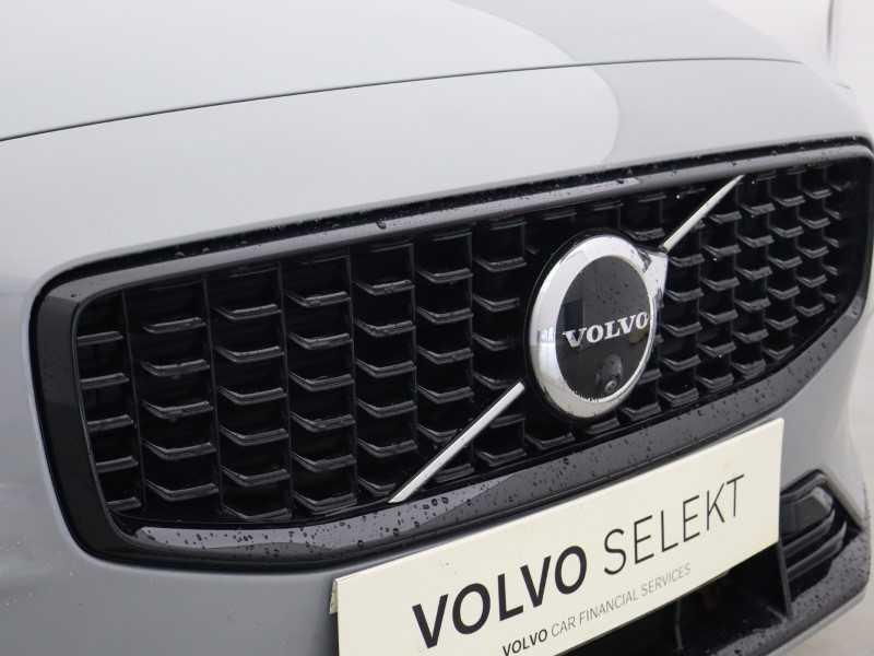 2025 (25) VOLVO V60 2.0 B4P Ultra Dark 5dr Auto 5497635