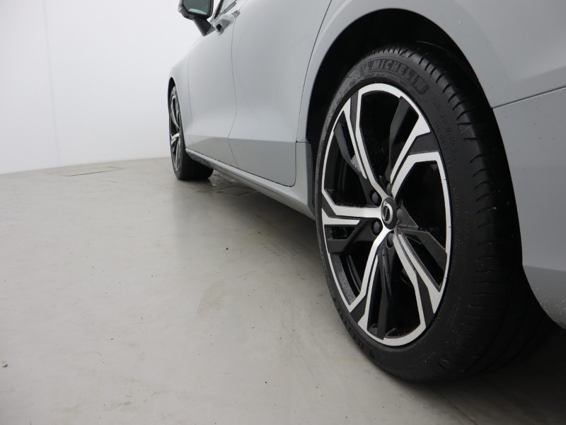 2025 (25) VOLVO V60 2.0 B4P Ultra Dark 5dr Auto 5497649