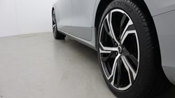 2025 (25) VOLVO V60 2.0 B4P Ultra Dark 5dr Auto 5497649