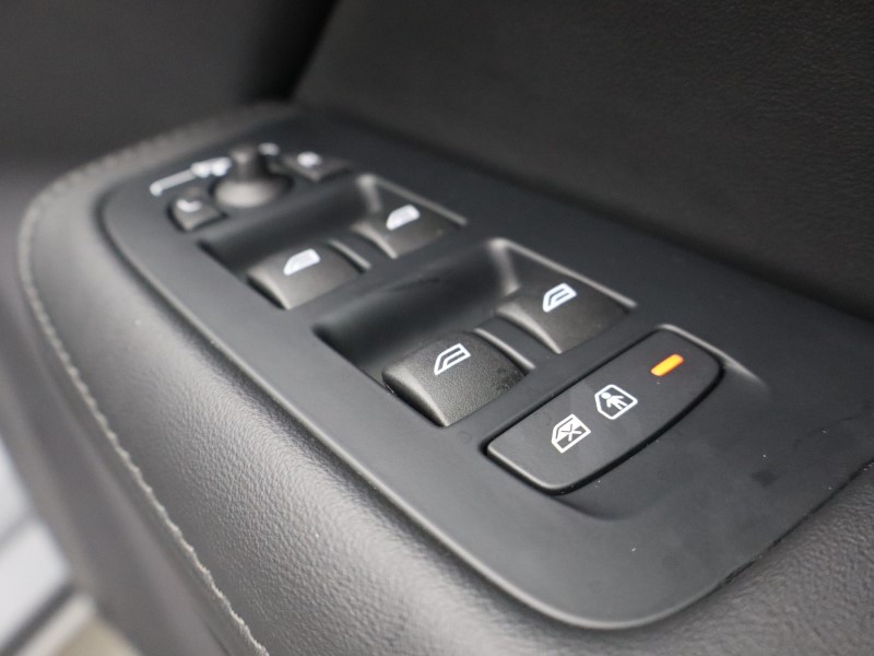 2025 (25) VOLVO V60 2.0 B4P Ultra Dark 5dr Auto 5497680