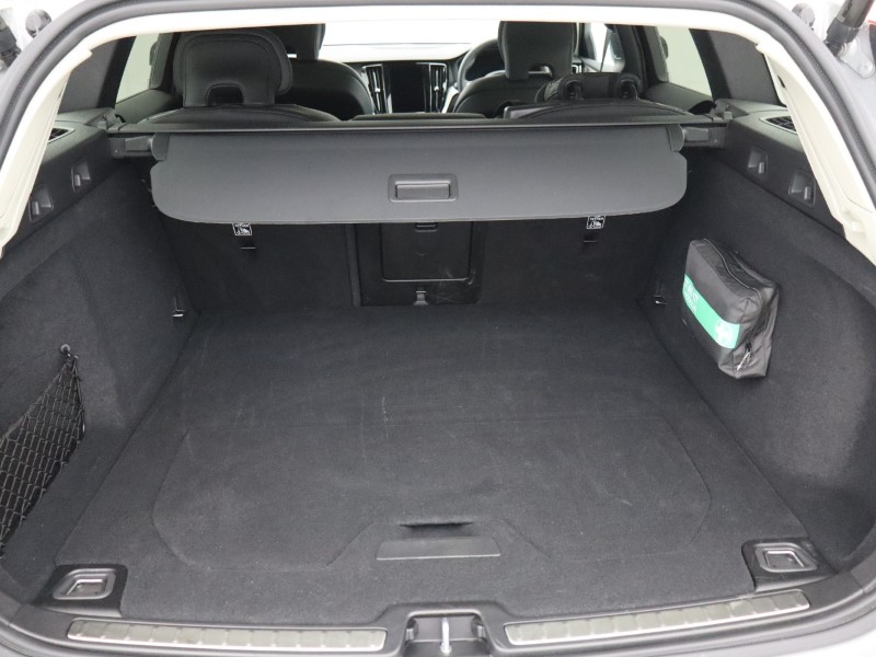 2025 (25) VOLVO V60 2.0 B4P Ultra Dark 5dr Auto 5497644