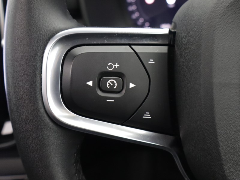 2025 (75) VOLVO XC40 2.0 B4P Ultra Dark 5dr Auto *VAT QUALIFYING* 5496535