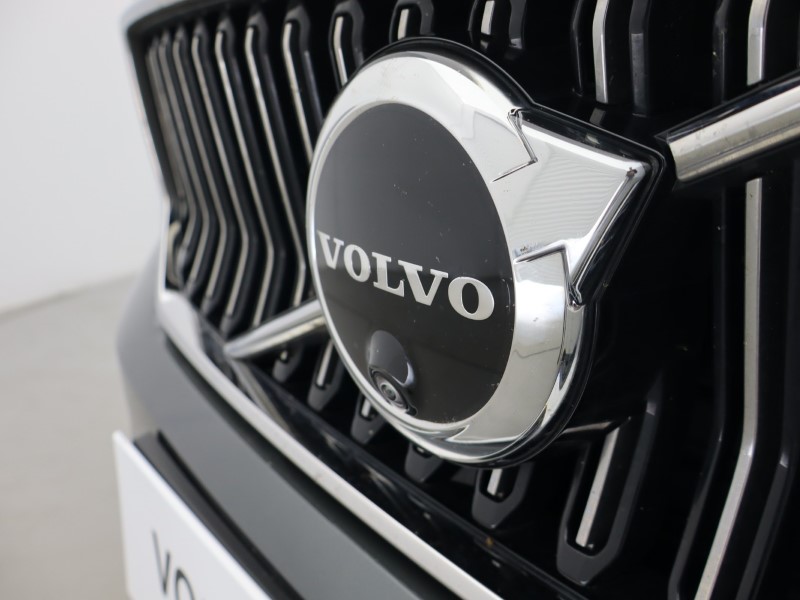 2025 (75) VOLVO XC40 2.0 B4P Ultra Dark 5dr Auto *VAT QUALIFYING* 5496498