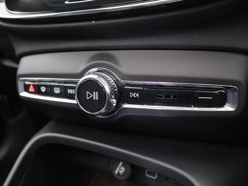 2025 (75) VOLVO XC40 2.0 B4P Ultra Dark 5dr Auto *VAT QUALIFYING* 5496546