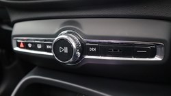 2025 (75) VOLVO XC40 2.0 B4P Ultra Dark 5dr Auto *VAT QUALIFYING* 5496546