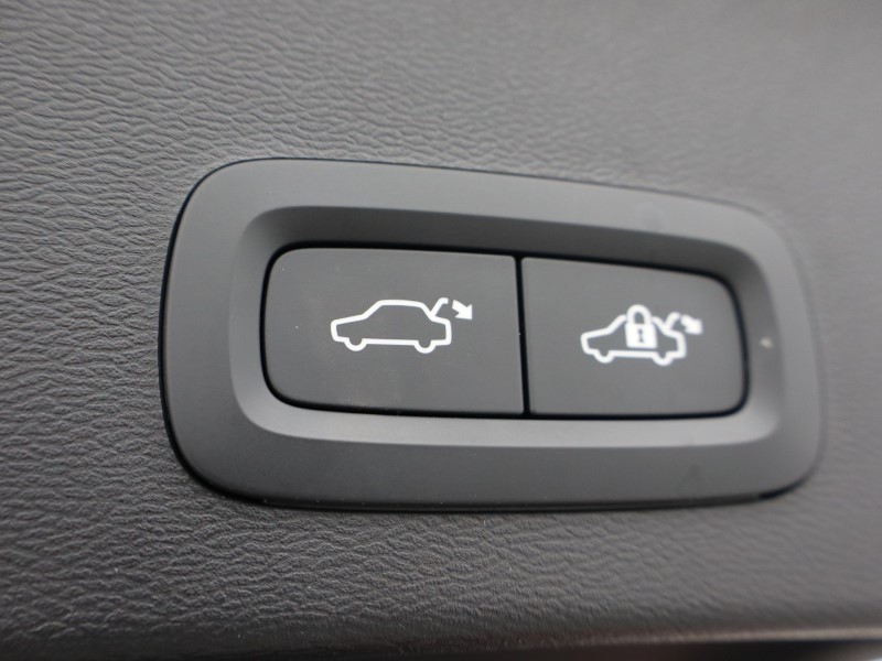 2025 (75) VOLVO XC40 2.0 B4P Ultra Dark 5dr Auto *VAT QUALIFYING* 5496506