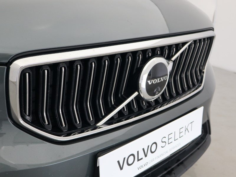 2025 (75) VOLVO XC40 2.0 B4P Ultra Dark 5dr Auto *VAT QUALIFYING* 5496496
