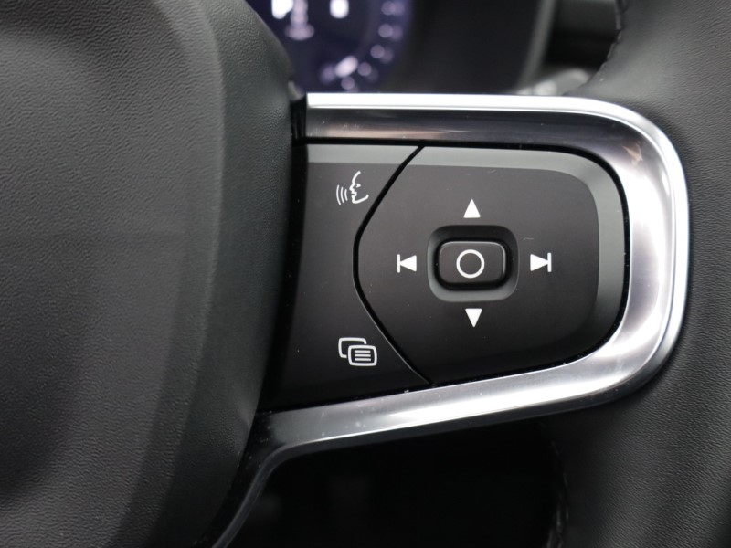 2025 (75) VOLVO XC40 2.0 B4P Ultra Dark 5dr Auto *VAT QUALIFYING* 5496536