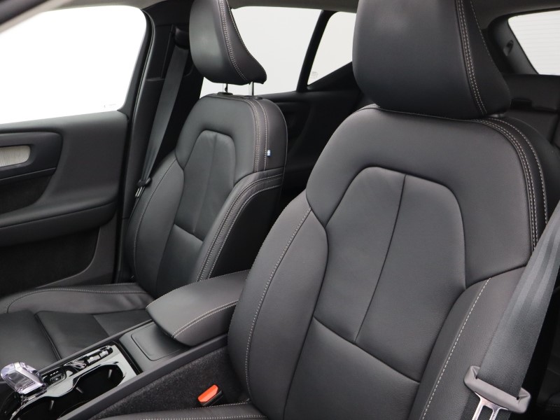 2025 (75) VOLVO XC40 2.0 B4P Ultra Dark 5dr Auto *VAT QUALIFYING* 5496525