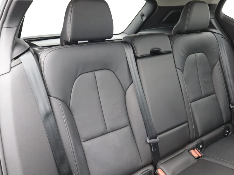 2025 (75) VOLVO XC40 2.0 B4P Ultra Dark 5dr Auto *VAT QUALIFYING* 5496529