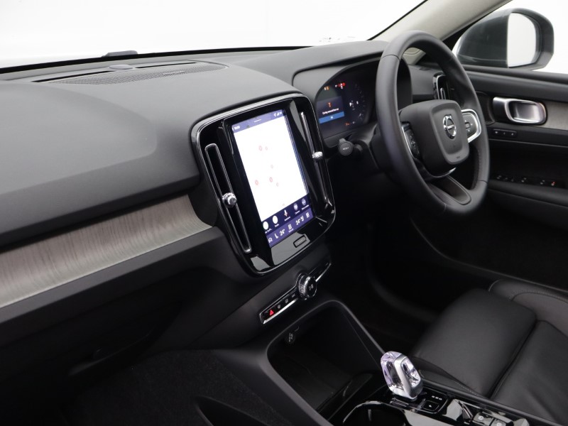 2025 (75) VOLVO XC40 2.0 B4P Ultra Dark 5dr Auto *VAT QUALIFYING* 5496527