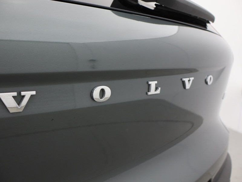 2025 (75) VOLVO XC40 2.0 B4P Ultra Dark 5dr Auto *VAT QUALIFYING* 5496503
