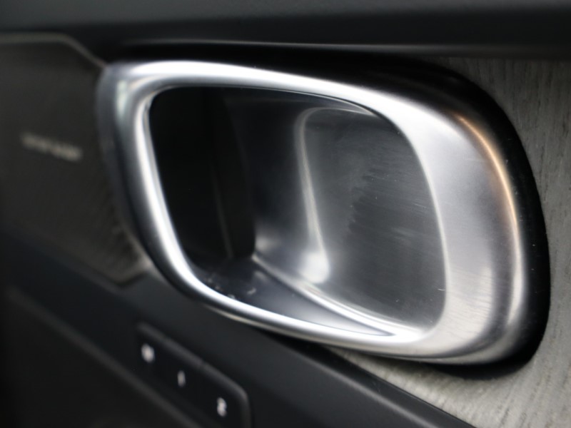 2025 (75) VOLVO XC40 2.0 B4P Ultra Dark 5dr Auto *VAT QUALIFYING* 5496518