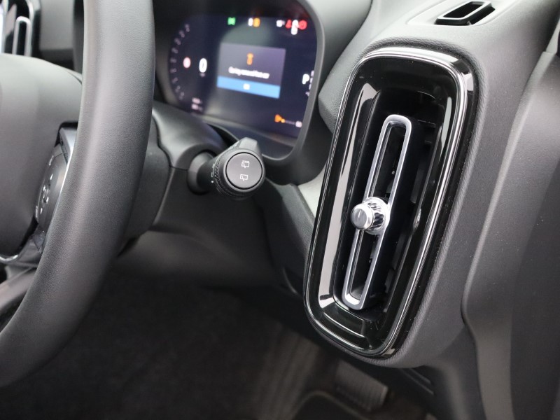 2025 (75) VOLVO XC40 2.0 B4P Ultra Dark 5dr Auto *VAT QUALIFYING* 5496520
