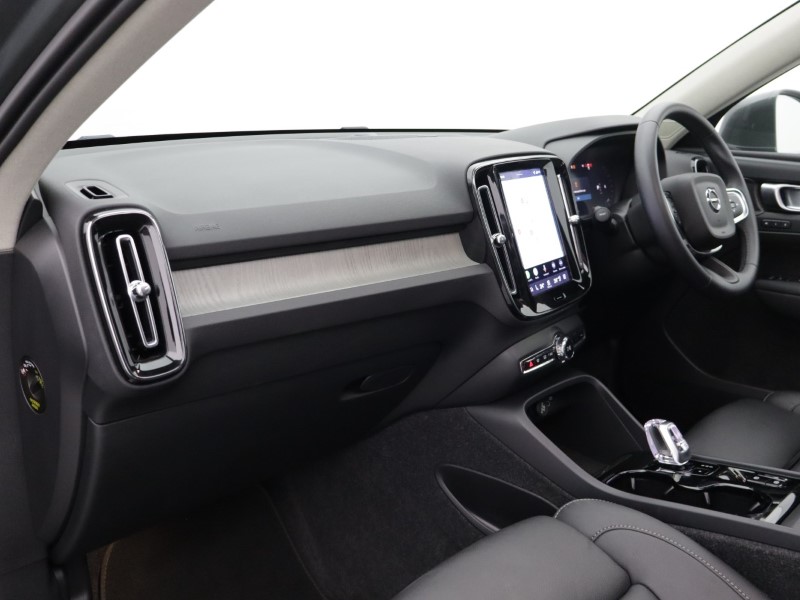 2025 (75) VOLVO XC40 2.0 B4P Ultra Dark 5dr Auto *VAT QUALIFYING* 5496526